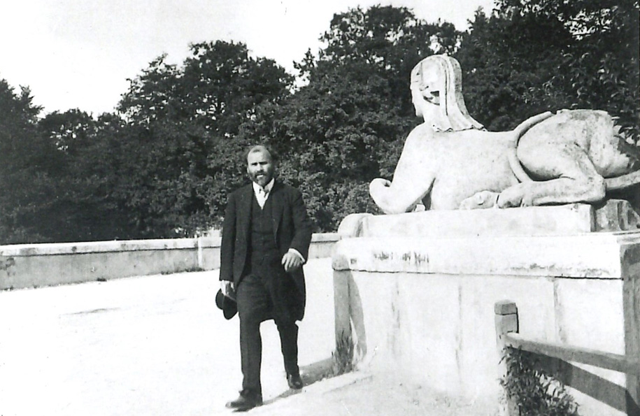 Gustav Klimt quert die Tivolibrücke auf dem Weg vom Schönbrunner Schlosspark zum Tivoli, um 1914